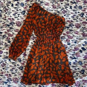 One sleeve dress perfect for fall wedding